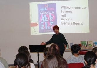 Spannende und humorvolle Lesung in der Aula der LTS Lahnau